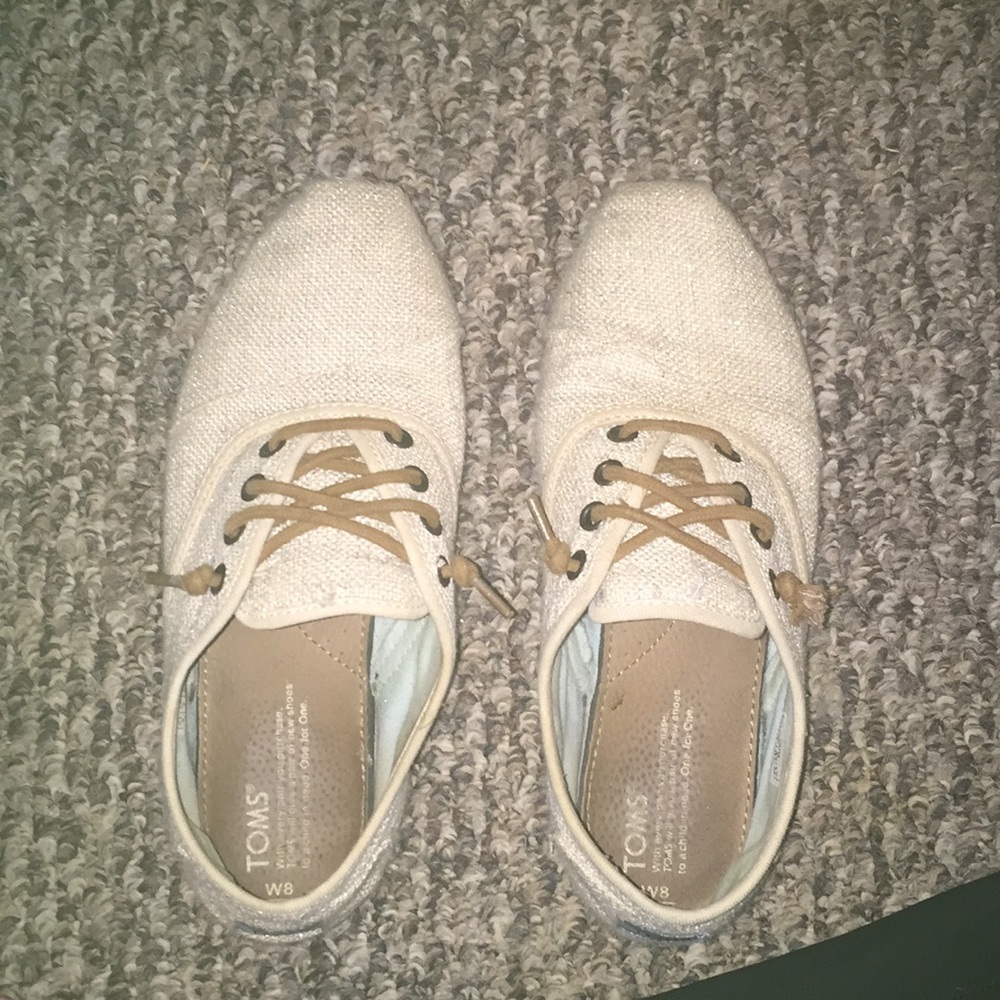 Size 8 women’s Toms!